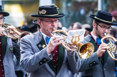 geçit töreni wiesn hosts