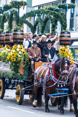 geçit töreni wiesn hosts