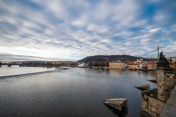 Prag, Çek Cumhuriyeti 'nin başkenti ve en büyük şehri, Avrupa Birliği' nin 13. büyük şehri ve Bohemya 'nın tarihsel başkentidir. Vltava Nehri üzerinde yer alan Prag 'da yaklaşık 1,3 milyon insan yaşamaktadır.