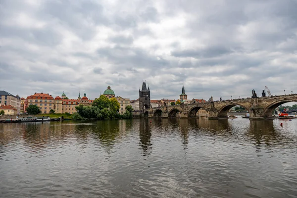 Prag, Çek Cumhuriyeti 'nin başkenti ve en büyük şehri, Avrupa Birliği' nin 13. büyük şehri ve Bohemya 'nın tarihsel başkentidir. Vltava Nehri üzerinde yer alan Prag 'da yaklaşık 1,3 milyon insan yaşamaktadır.