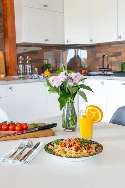 Taze yemek, yemek, mutfak, iç mekan.