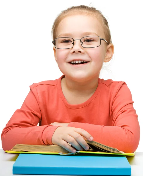 Nettes fröhliches kleines Mädchen liest Buch — Stockfoto