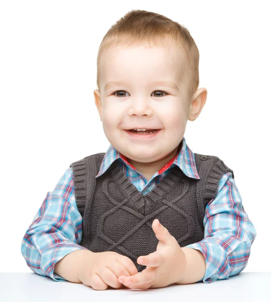 Portret van een schattig en vrolijk jongetje — Stockfoto