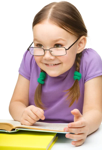 Bonito alegre menina leitura livro — Fotografia de Stock