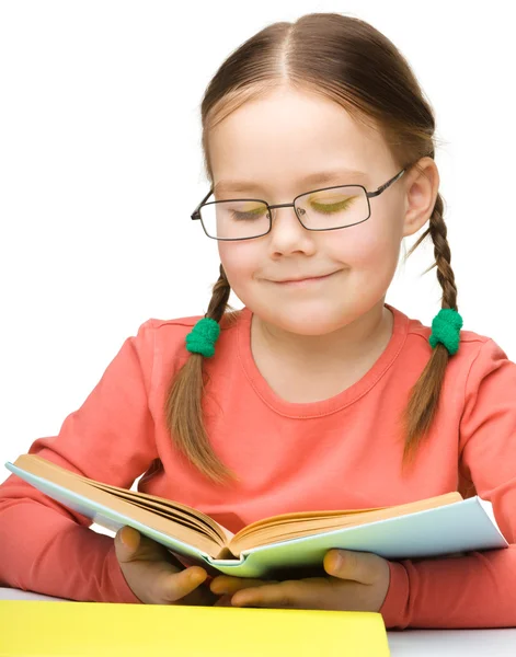 Nettes fröhliches kleines Mädchen liest Buch — Stockfoto