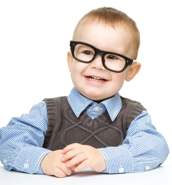 Retrato de um menino bonito usando óculos — Fotografia de Stock