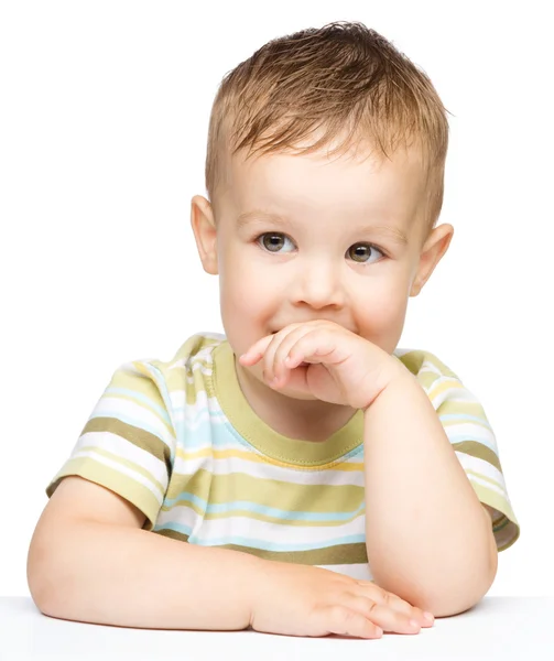 Portret van een schattige kleine jongen op zoek naar iets — Stockfoto