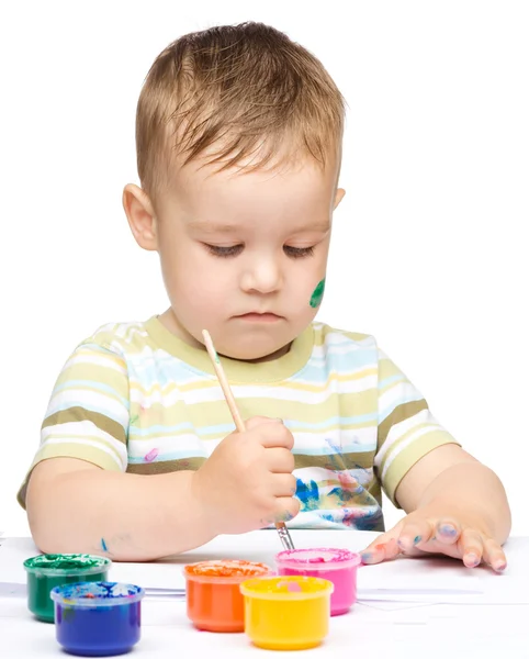 El niño está jugando con pinturas. —  Fotos de Stock