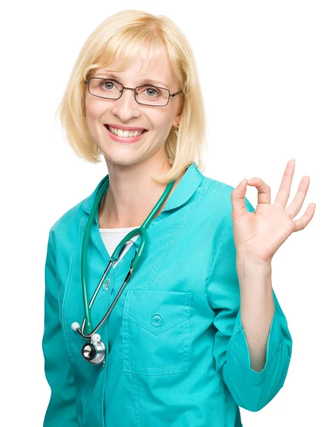 Femme médecin montrant OK signe — Photo