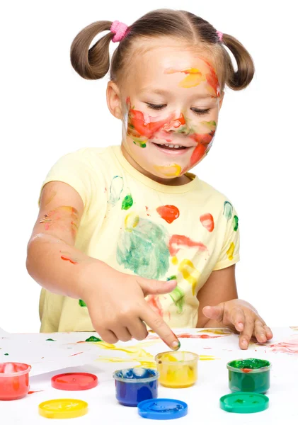 Porträtt av en söt flicka som leker med färger — Stockfoto