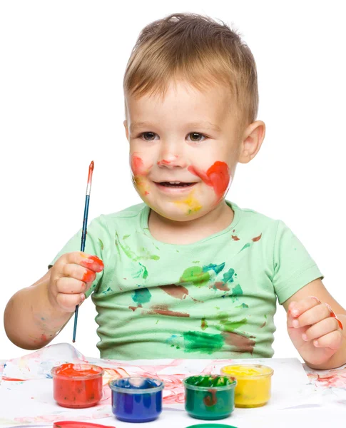 Μικρό αγόρι παίζει με τα χρώματα — Φωτογραφία Αρχείου