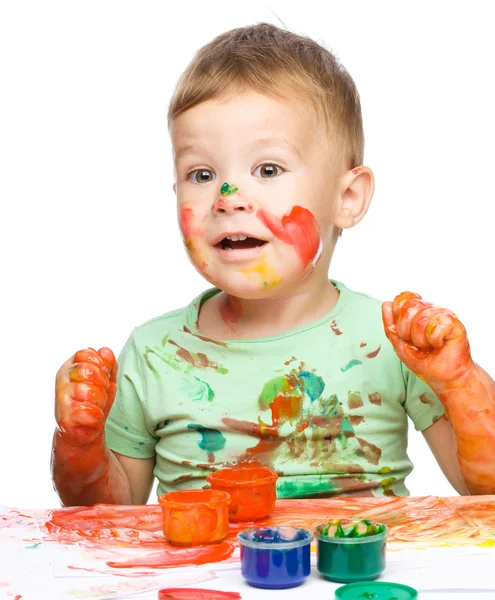 Menino está brincando com tintas — Fotografia de Stock