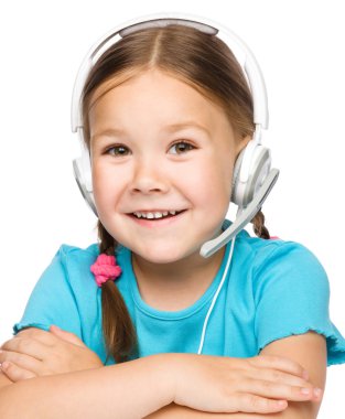 genç kız bir operatör yardım hattı çalışıyor