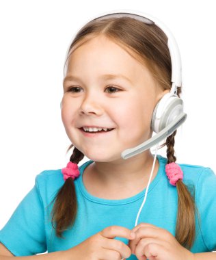 genç kız bir operatör yardım hattı çalışıyor