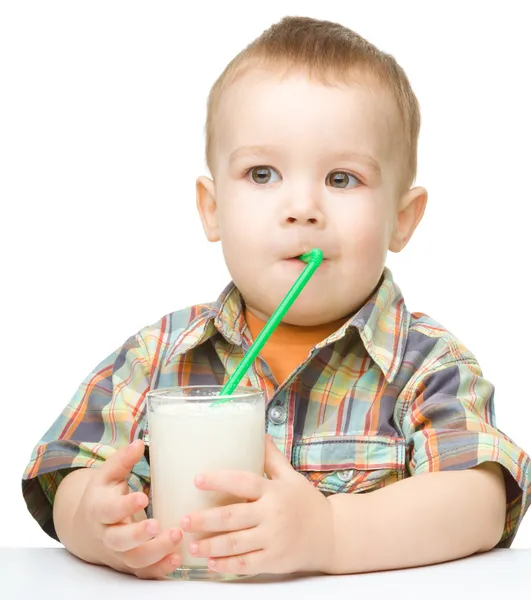 Mignon petit garçon avec un verre de lait — Photo