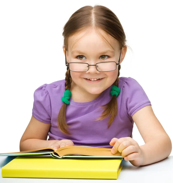 Roztomilý veselá holčička, čtení knihy — Stock fotografie