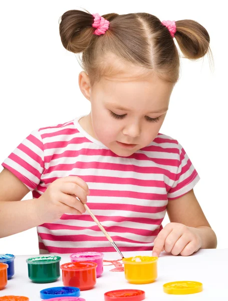 Niedlich fröhliches Kind spielt mit Farben — Stockfoto