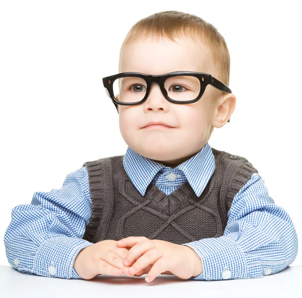 Portrét roztomilý chlapeček brýle — Stock fotografie