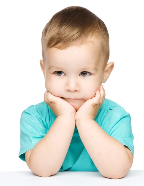Porträtt av en söt liten pojke tittar på något — Stockfoto
