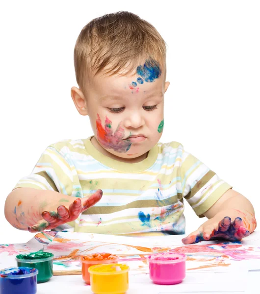 Menino está brincando com tintas — Fotografia de Stock