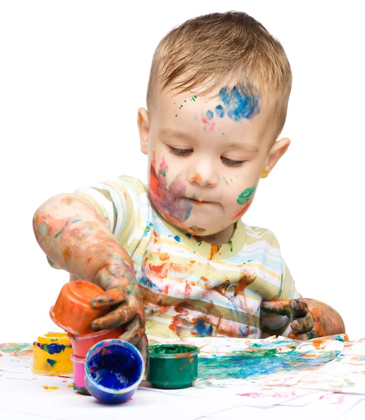 El niño está jugando con pinturas. — Foto de Stock