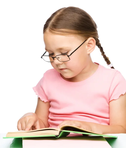 Linda colegiala con un libro — Foto de Stock