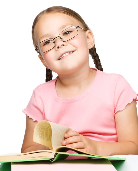 Schattige kleine schoolmeisje met een boek — Stockfoto