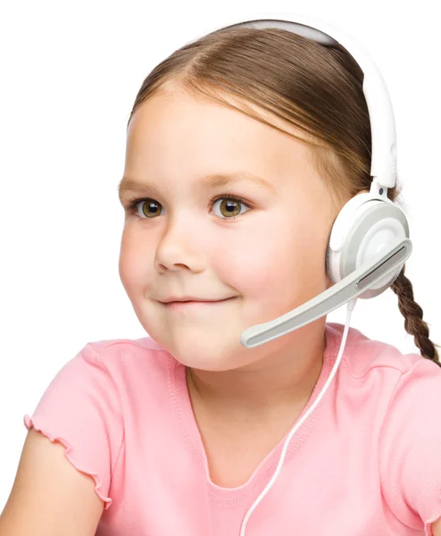 Schattig klein meisje is in gesprek met klanten — Stockfoto