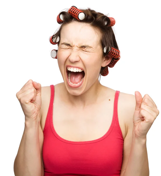 Mulher está gritando segurando seus punhos apertados — Fotografia de Stock