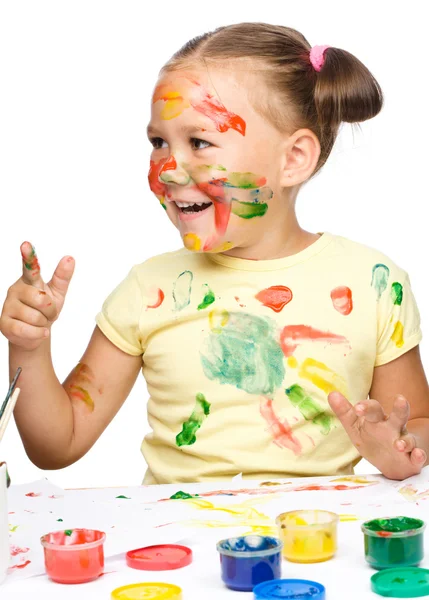 Retrato de uma menina bonita brincando com tintas — Fotografia de Stock