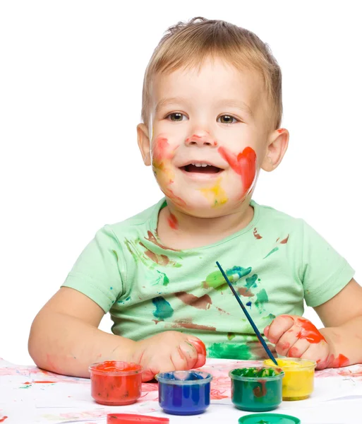 küçük çocuk boyalar ile oynuyor