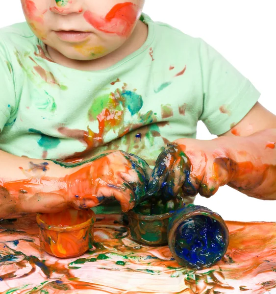 Ребенок хватает краску пальцами. — стоковое фото