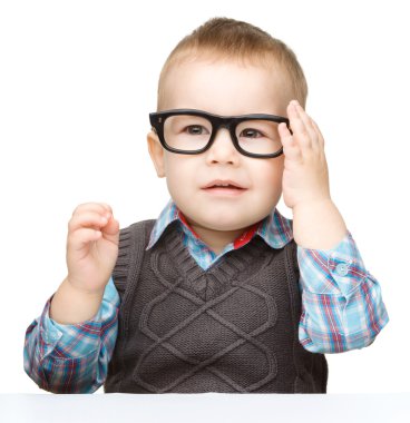 Gözlüklü şirin, küçük bir çocuk portresi