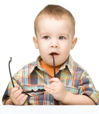 sevimli küçük çocuk gözlük ısırıyor