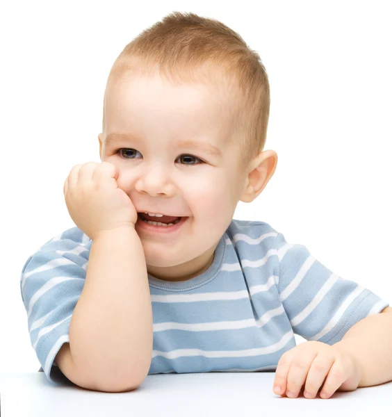 Портрет милого веселого маленького хлопчика — стокове фото