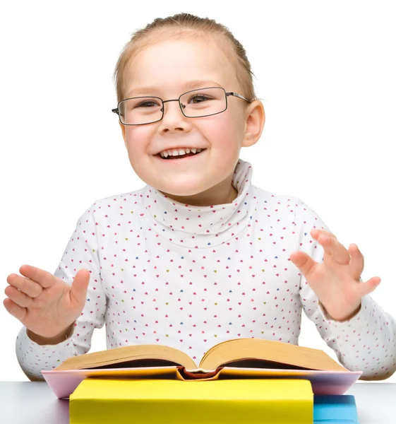 Schattig vrolijke klein meisje het lezen van boek — Stockfoto