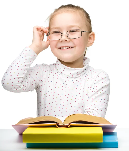 Carino allegro libro di lettura bambina — Foto Stock