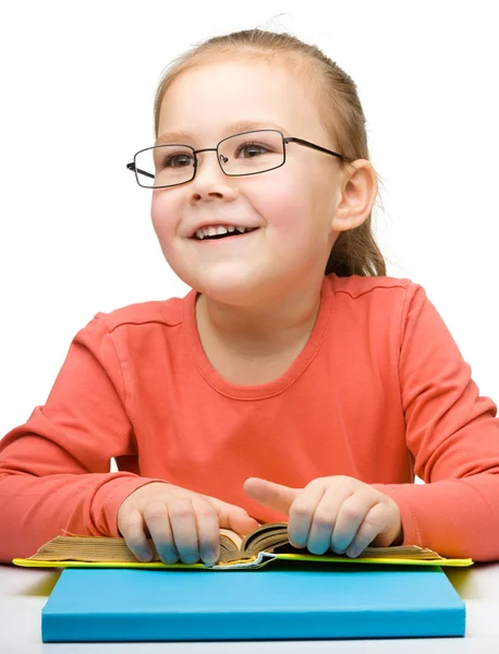 Schattig vrolijke klein meisje het lezen van boek — Stockfoto