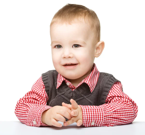 Porträtt av en söt glad liten pojke — Stockfoto