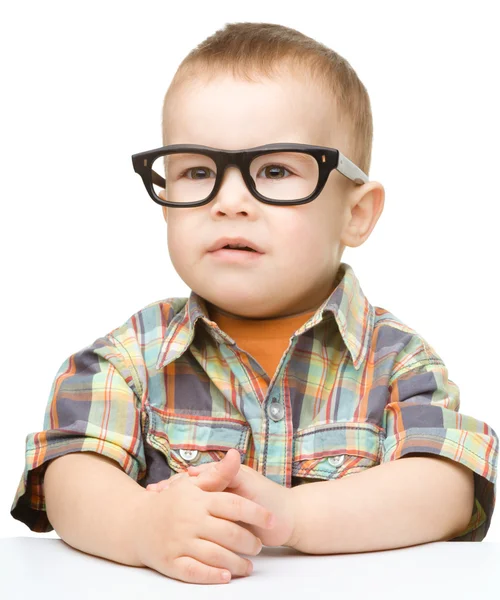 Porträt eines niedlichen kleinen Jungen mit Brille — Stockfoto