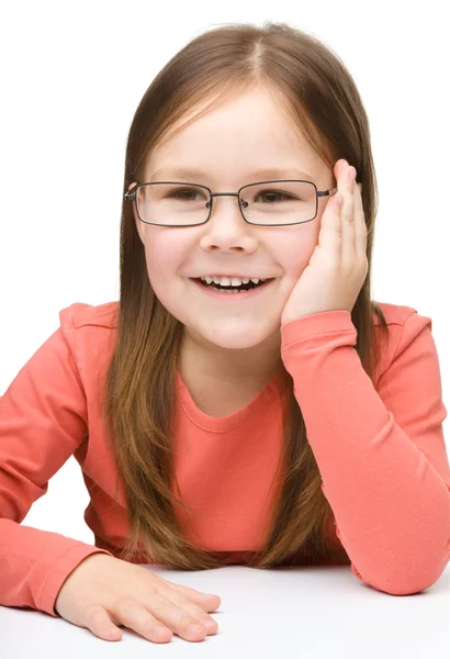 Niña sonriendo mientras usa gafas — Foto de Stock