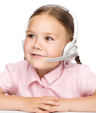 genç kız bir operatör yardım hattı çalışıyor