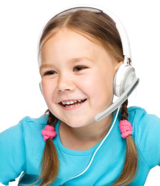 genç kız bir operatör yardım hattı çalışıyor