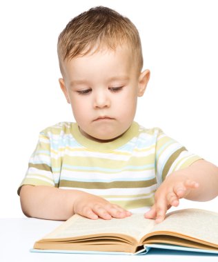 sevimli küçük çocuk kitap okuma