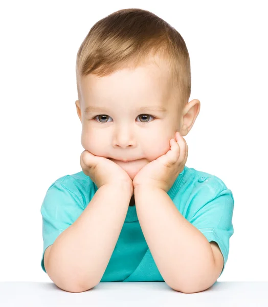 Porträtt av en söt liten pojke tittar på något — Stockfoto