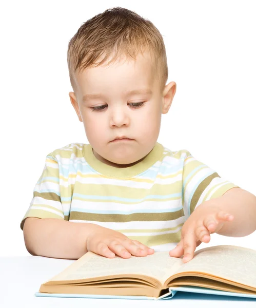 Söt liten pojke läser bok — Stockfoto