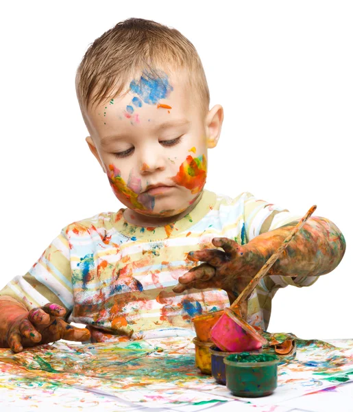 Liten pojke leker med färger — Stockfoto