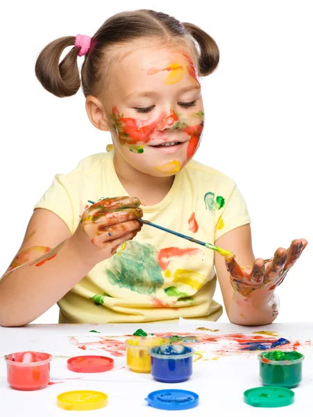 一个可爱的女孩玩着油漆的肖像 — 图库照片