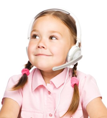 genç kız bir operatör yardım hattı çalışıyor