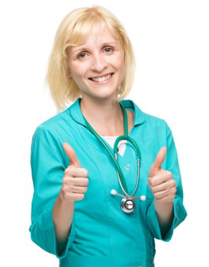 Doktor üniforması giyen bir kadın portresi